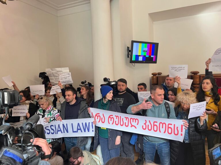 “არა რუსულ კანონს”  – ჟურნალისტების აქცია პარლამენტში 